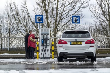 Limburg, Almanya - 11 Şubat 2018: E-akaryakıt istasyonu kullanarak çift