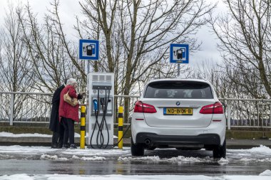 Limburg, Almanya - 11 Şubat 2018: E-akaryakıt istasyonu kullanarak çift