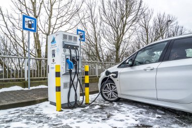 Limburg, Almanya - 11 Şubat 2018: Elektrik Akaryakıt araç şarj istasyonu