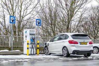 Limburg, Almanya - 11 Şubat 2018: Elektrik Akaryakıt araç şarj istasyonu