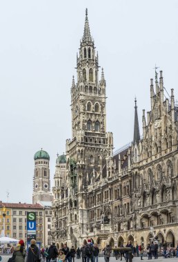 Münih, Almanya - 15 Şubat 2018: Marienplatz üzerinde yürüyen insanlar