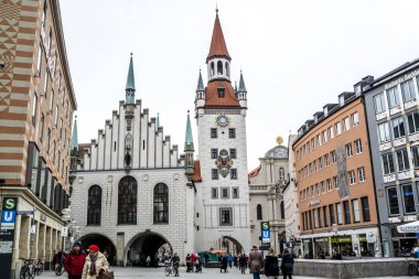Münih, Almanya - 15 Şubat 2018: Marienplatz üzerinde yürüyen insanlar