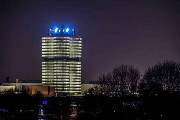 МЮНХЕН, ГЕРМАНИЯ - 15 февраля 2018 года: Штаб-квартира BMW выглядит как 4-цилиндровый, а также назван в его честь — стоковое фото