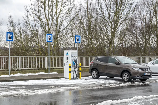 Limburg, Almanya - 11 Şubat 2018: Elektrik akaryakıt istasyonu arabada şarj etmek hazır