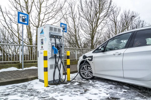 Limburg, Niemcy - Luty 11 2018: Elektryczny stacja ładowania w samochodzie — Zdjęcie stockowe
