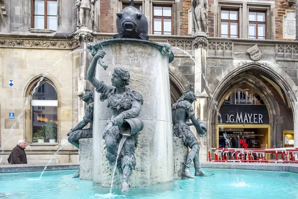Munich, Allemagne - 15 février 2018 : L'eau coule de la célèbre fontaine à poissons de Marienplatz — Photo