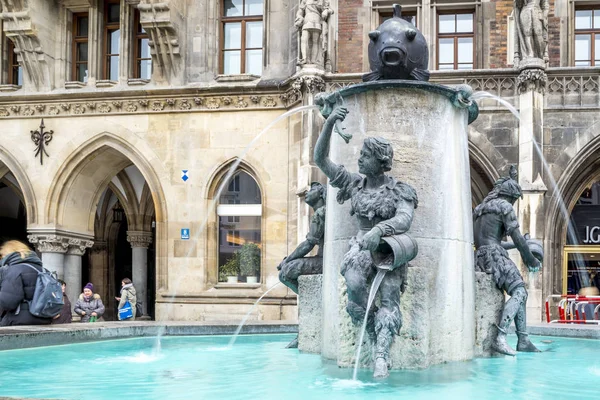Munich, Allemagne - 15 février 2018 : L'eau coule de la célèbre fontaine à poissons de Marienplatz — Photo