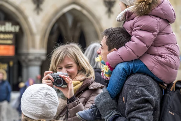 Monachium, Niemcy - 15 luty 2018: Pani fotografowanie jej rodziny — Zdjęcie stockowe