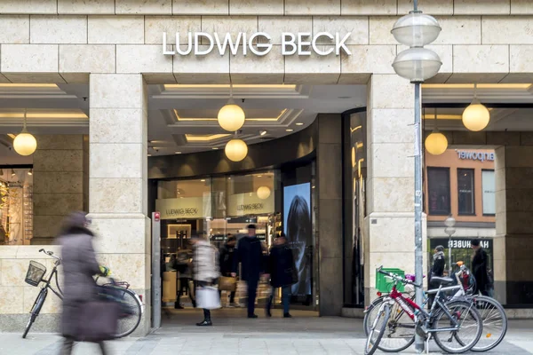 Munique, Alemanha - 15 de fevereiro de 2018: Ludwig Beck vende produtos de beleza, cosméticos, música, estilo de vida e moda na cidade de Munique — Fotografia de Stock