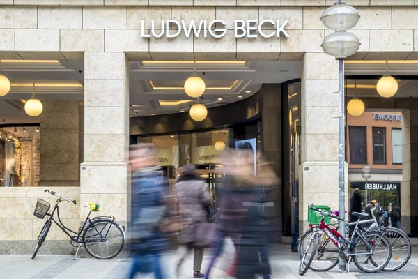 Munique, Alemanha - 15 de fevereiro de 2018: Ludwig Beck vende produtos de beleza, cosméticos, música, estilo de vida e moda na cidade de Munique — Fotografia de Stock