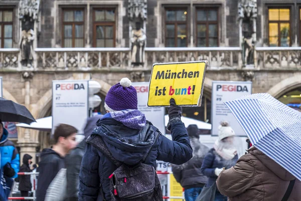 Μόναχο, Γερμανία - 15 Φεβρουαρίου 2018: Κυρία ανεβάζει ένα σημάδι κατά τη διαδήλωση του Pegida, μετάφραση: Μόναχο είναι πολύχρωμα — Φωτογραφία Αρχείου
