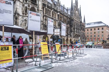 Münih, Almanya - 15 Şubat 2018: Pegida şehirde sergiliyor