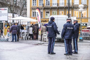 Münih, Almanya - 15 Şubat 2018: Polis şehir Pegida gösteride gözlemleyerek