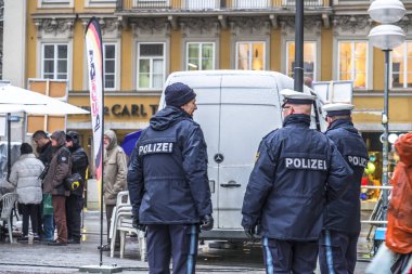 Münih, Almanya - 15 Şubat 2018: Polis şehir Pegida gösteride gözlemleyerek