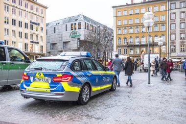 Münih, Almanya - 15 Şubat 2018: Polis şehir Pegida gösteride gözlemleyerek