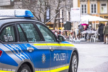 Münih, Almanya - 15 Şubat 2018: Polis şehir Pegida gösteride gözlemleyerek