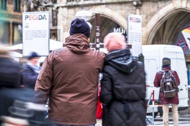 Münih, Almanya - 15 Şubat 2018: şehir Pegida gösteride gözlemleyerek insanlar