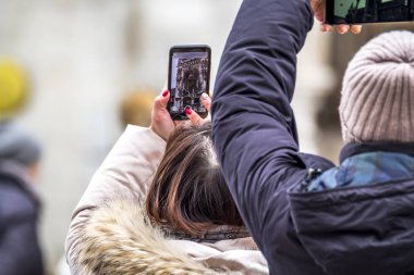 Münih, Almanya - 15 Şubat 2018: Bayan townhall smartphone ile fotoğraf çekimi