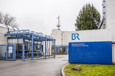 Münih, Almanya - 16 Şubat 2018: Bayerische Rundfunk Münih tarafından Unterfoehrung üzerinden yayın yapıyor