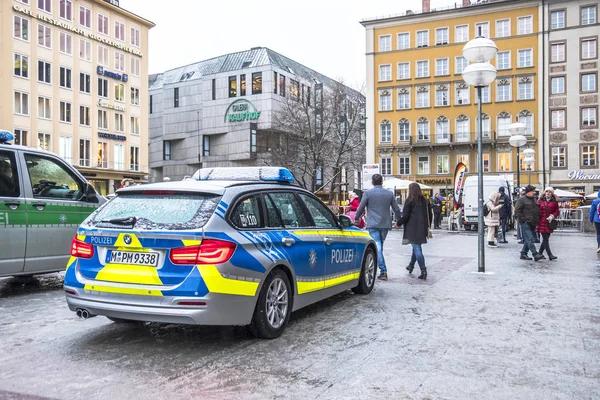 München, Duitsland - 15 februari 2018: De politie is het observeren van de Pegida-demonstratie in de stad — Stockfoto