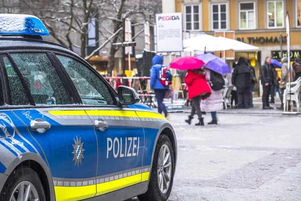 München, Duitsland - 15 februari 2018: De politie is het observeren van de Pegida-demonstratie in de stad — Stockfoto