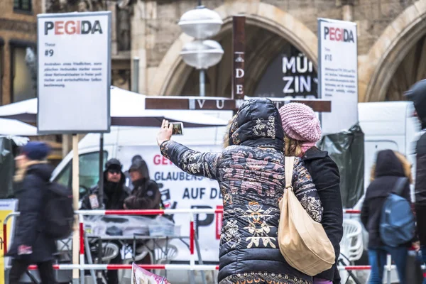 Monachium, Niemcy - 15 luty 2018: Ludzie obserwując Pegida demonstracji w mieście — Zdjęcie stockowe