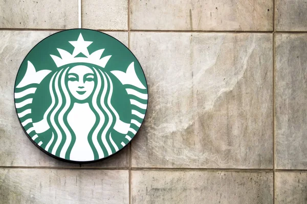 Fernthal, Allemagne - 11 février 2018 : Starbucks Logo installé sur le mur d'un restaurant autoroutier — Photo