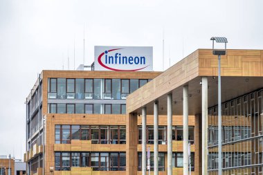 Neubiberg, Almanya - 16 Şubat 2018: Infineon işlerini üzerinden kontrol onların bina yakın Münih Merkez