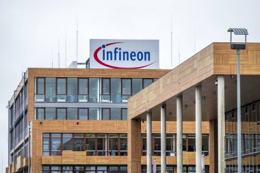 Neubiberg, Almanya - 16 Şubat 2018: Infineon işlerini üzerinden kontrol onların bina yakın Münih Merkez