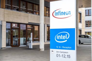 Neubiberg, Almanya - 16 Şubat 2018: Infineon işlerini üzerinden kontrol onların bina yakın Münih Merkez
