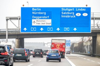 Münih, Almanya - 16 Şubat 2018: Rating otoyolunun queuing