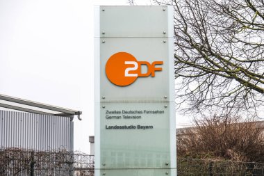 Münih, Almanya - 16 Şubat 2018: Zdf Unterfoehrung tarafından Münih üzerinden yayın yapıyor