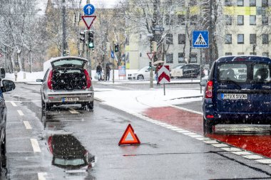 Münih, Almanya - 17 Şubat 2018: araba kar fırtınası içinde bir arıza olması