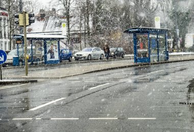 Münih, Almanya - 17 Şubat 2018: Otobüs ve tren durağı kar fırtınası sırasında