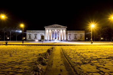 Münih, Almanya - 17 Şubat 2018: Polis ve kar kontrol trafik sırasında Münih güvenlik Konferansı Kings Meydanı