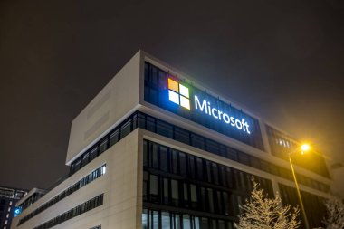 Münih, Almanya - 17 Şubat 2018: Eğer Microsoft Merkezi yakın Hightlight kuleleri yer olup Almanca IBM ve Fujitsu