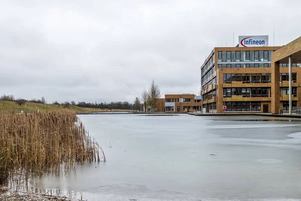 Neubiberg, Duitsland - 16 februari 2018: Infineon is het regelen van hun bedrijf uit hun hoofdkwartier van gebouw dicht bij de München — Stockfoto