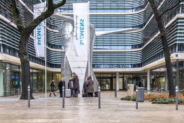 MUNICH, ALEMANIA - 16 DE FEBRERO DE 2018: El nuevo edificio de la sede de Siemens se encuentra en la ciudad de Munich — Foto de Stock