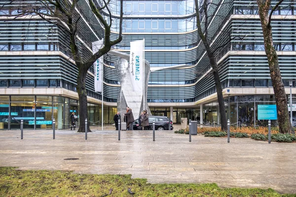 MUNICH, ALEMANIA - 16 DE FEBRERO DE 2018: El nuevo edificio de la sede de Siemens se encuentra en la ciudad de Munich —  Fotos de Stock