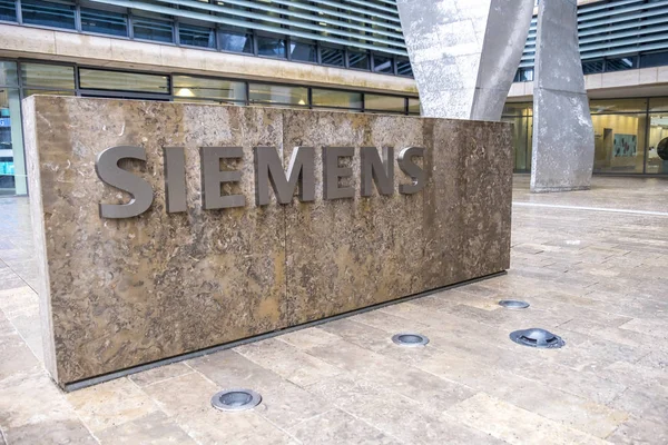 MUNICH, ALEMANHA - FEVEREIRO 16 2018: O novo edifício sede da Siemens está localizado na cidade de Munique — Fotografia de Stock