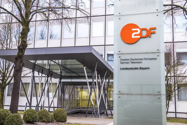MUNICH, ALEMANHA - FEVEREIRO 16 2018: ZDF transmite a partir de Unterfoehrung por Munique — Fotografia de Stock