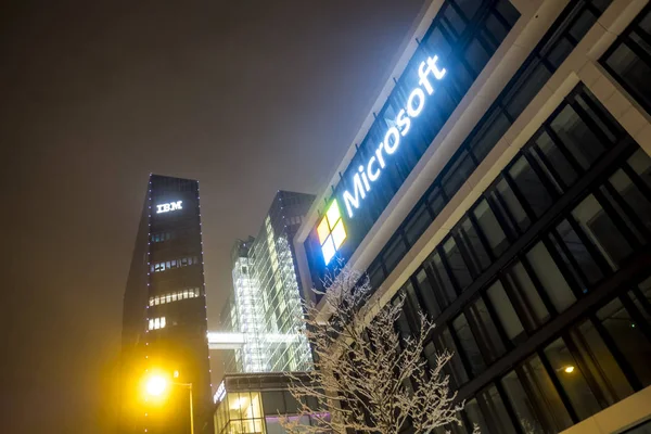 München, Tyskland - februari 17 2018: Det tyska huvudkontoret för Microsoft ligger nära Hightlight tornen om Ibm och Fujitsu — Stockfoto