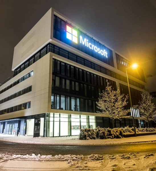 МЮНХЕН, ГЕРМАНИЯ - 17 ФЕВРАЛЯ 2018: Немецкая штаб-квартира Microsoft расположена недалеко от башен Hightlight Towers, если IBM и Fujitsu — стоковое фото