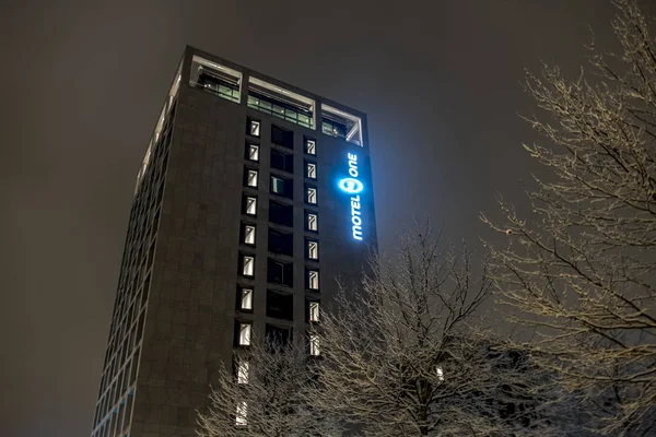 München, Tyskland - februari 17 2018: The Motel one hotell kedjan logotyp lyser i natten — Stockfoto