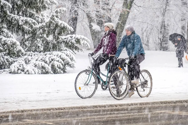 Monachium, Niemcy - 17 luty 2018: Rowerów kierowców korzystających z jazdy podczas burzy śnieżnej — Zdjęcie stockowe