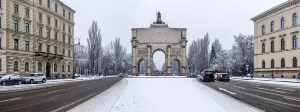 МЮНХЕН, ГЕРМАНИЯ - 17 ФЕВРАЛЯ 2018: У ворот Победы стоит скульптура, показывающая букву любовь и ненависть со спины, построенная художницей Мией Флорентийской Вайсс — стоковое фото