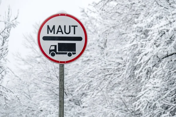 Настоящий знак Маут для лори в снегу — стоковое фото