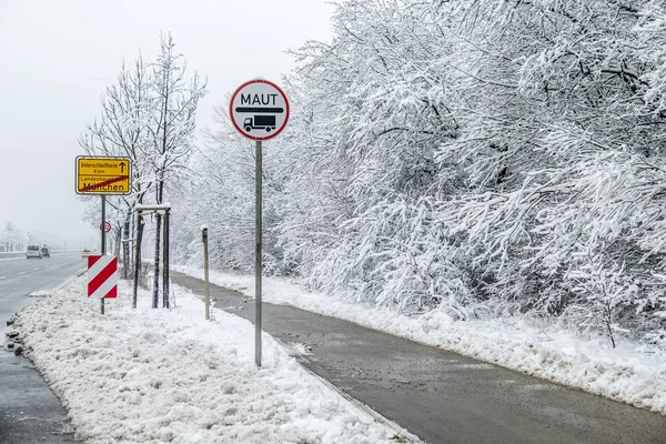 Prawdziwy znak kich dla lorrys w śniegu — Zdjęcie stockowe