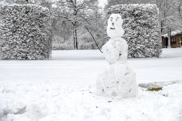 Hässlicher Schneemann in Unterschleißheim bei München — Stockfoto