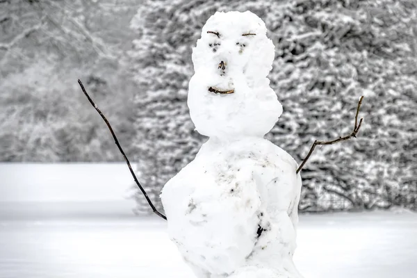 Hässlicher Schneemann in Unterschleißheim bei München — Stockfoto